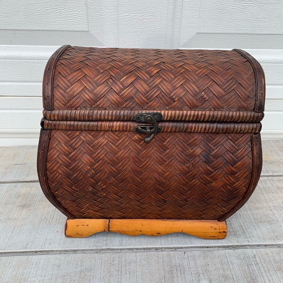Vintage Large Rattan Lidded Basket Storage Chest Wicker Keepsake Box w Handles